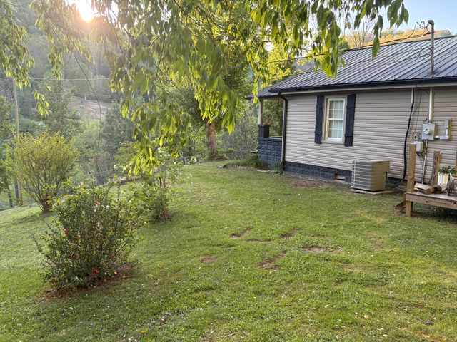 8515 State Highway 223, Flat Lick, KY 40935