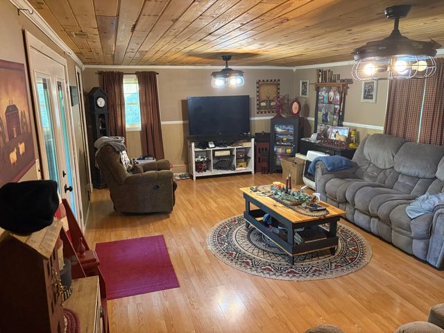 8515 State Highway 223, Flat Lick, KY 40935