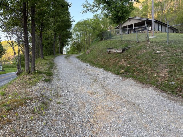 8515 State Highway 223, Flat Lick, KY 40935