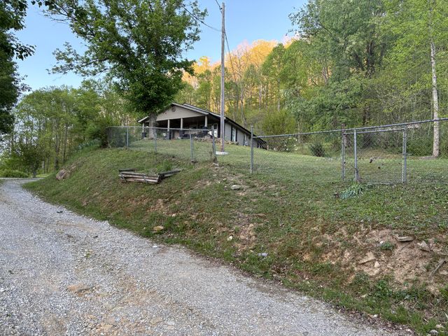 8515 State Highway 223, Flat Lick, KY 40935