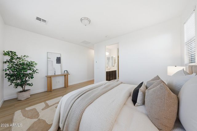 1696 E BRIDGEPORT Parkway, Gilbert, AZ 85295