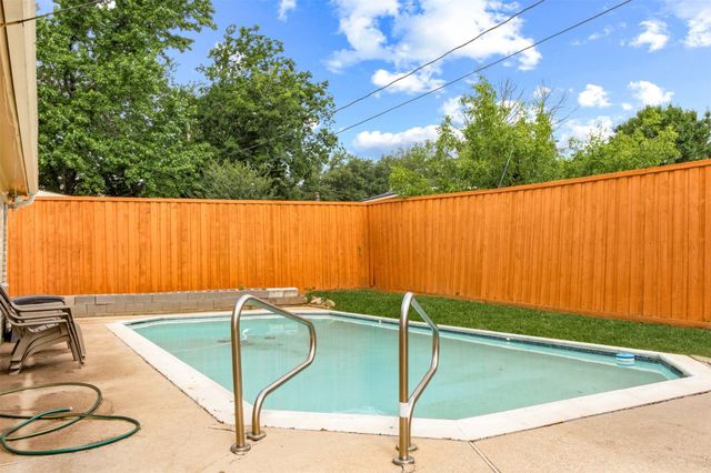 301 Hallmark Drive, Arlington, TX 76011