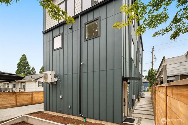 9215 B 12th Avenue NE, Seattle, WA 98115