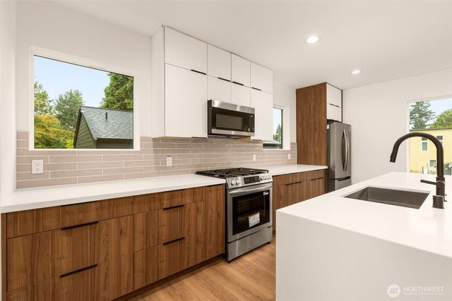 9215 B 12th Avenue NE, Seattle, WA 98115