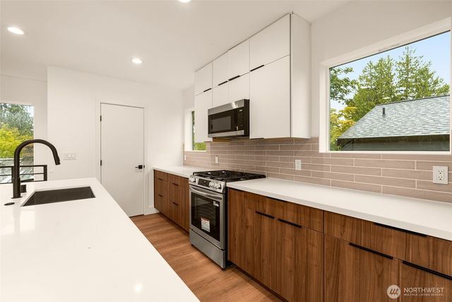 9215 B 12th Avenue NE, Seattle, WA 98115