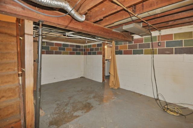 2401 Maple Street, Des Moines, IA 50317