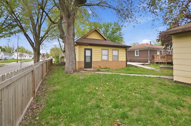 2401 Maple Street, Des Moines, IA 50317