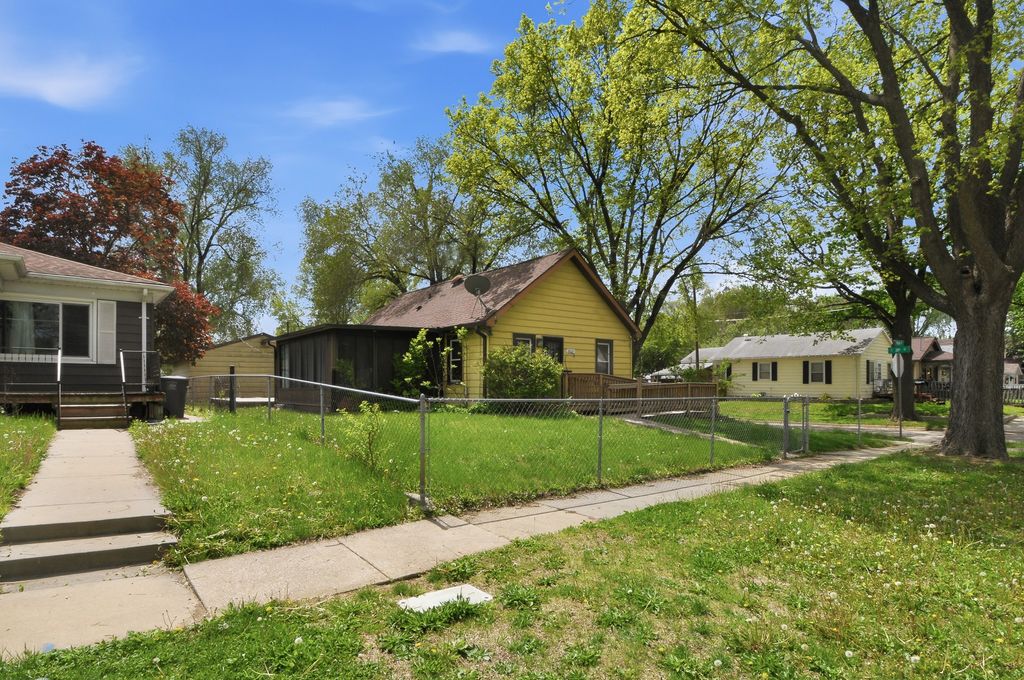 2401 Maple Street, Des Moines, IA 50317