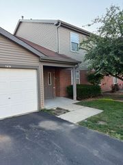 705 E Whispering Oaks Drive 705, Palatine, IL 60074