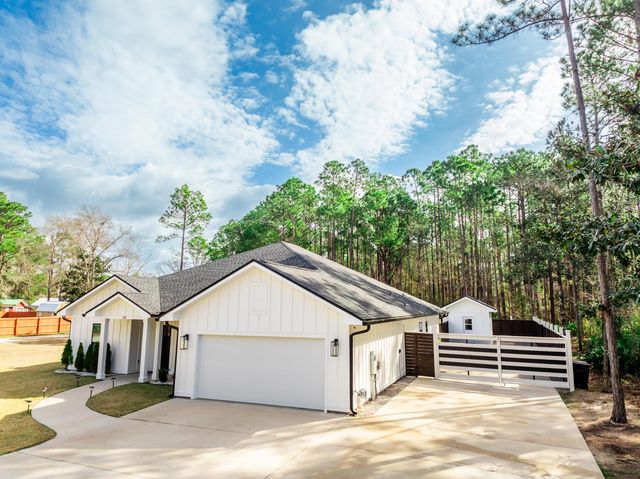 192 Bayou Circle, Freeport, FL 32439