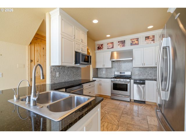 367 LONGVIEW Loop, Rockaway Beach, OR 97136