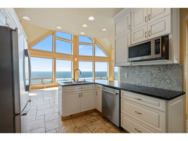 367 LONGVIEW Loop, Rockaway Beach, OR 97136