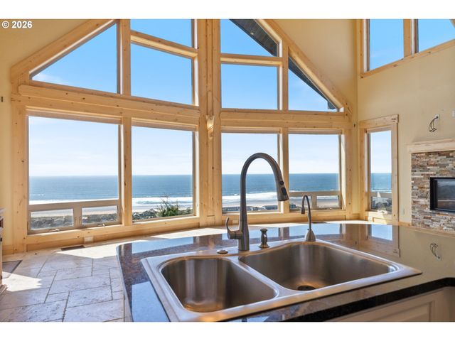 367 LONGVIEW Loop, Rockaway Beach, OR 97136