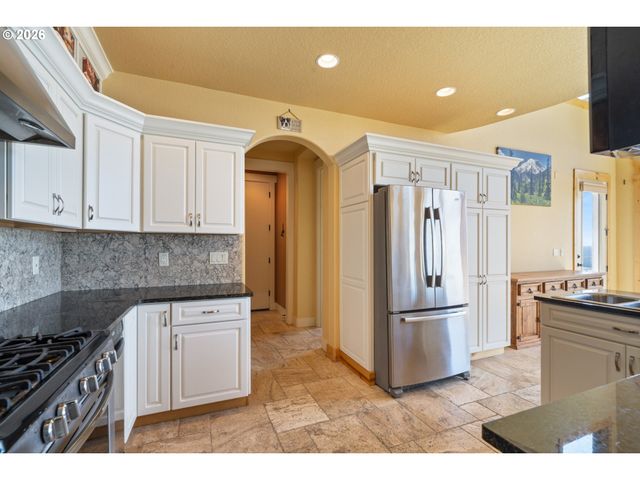 367 LONGVIEW Loop, Rockaway Beach, OR 97136
