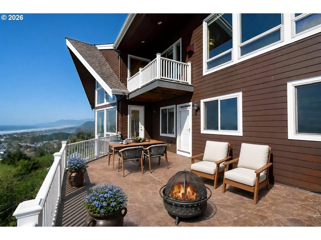 367 LONGVIEW Loop, Rockaway Beach, OR 97136
