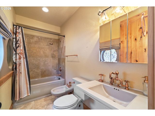 367 LONGVIEW Loop, Rockaway Beach, OR 97136