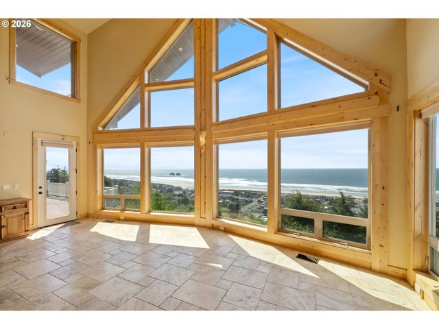 367 LONGVIEW Loop, Rockaway Beach, OR 97136