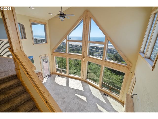 367 LONGVIEW Loop, Rockaway Beach, OR 97136