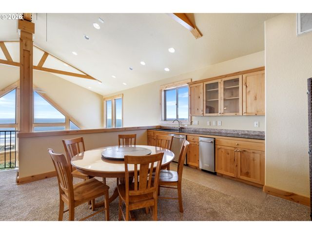 367 LONGVIEW Loop, Rockaway Beach, OR 97136