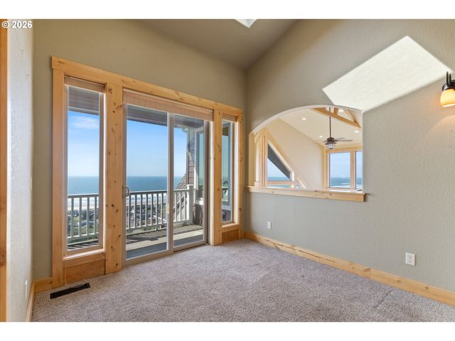 367 LONGVIEW Loop, Rockaway Beach, OR 97136