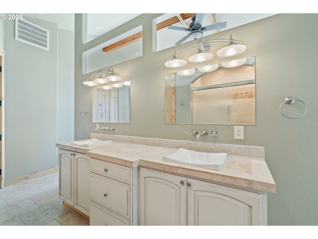 367 LONGVIEW Loop, Rockaway Beach, OR 97136