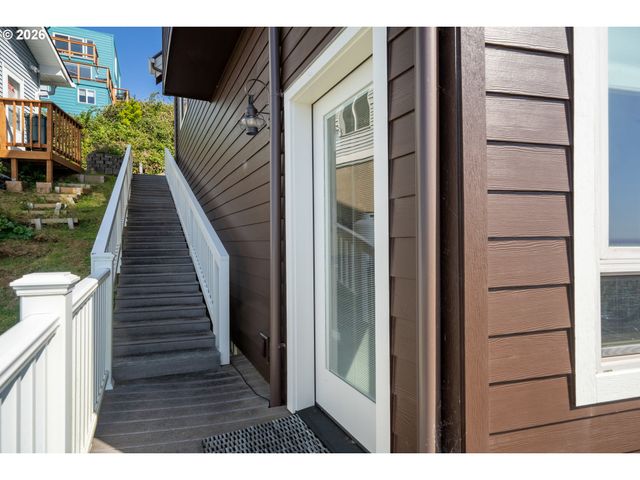 367 LONGVIEW Loop, Rockaway Beach, OR 97136
