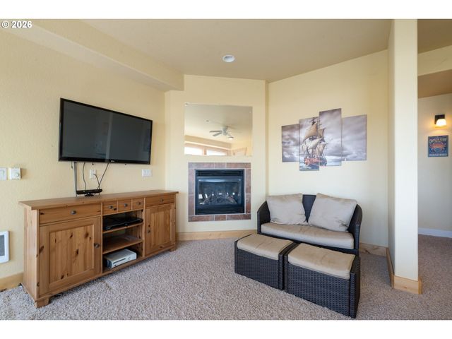 367 LONGVIEW Loop, Rockaway Beach, OR 97136