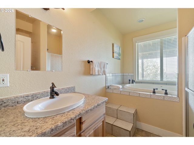 367 LONGVIEW Loop, Rockaway Beach, OR 97136