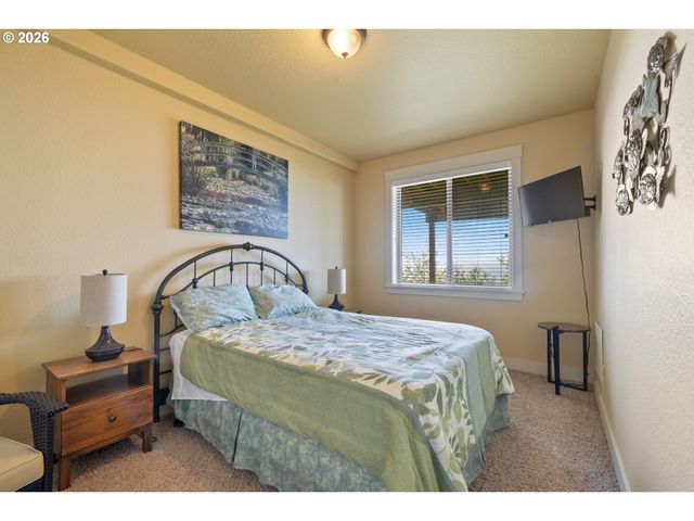 367 LONGVIEW Loop, Rockaway Beach, OR 97136