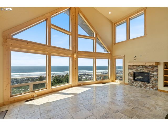367 LONGVIEW Loop, Rockaway Beach, OR 97136