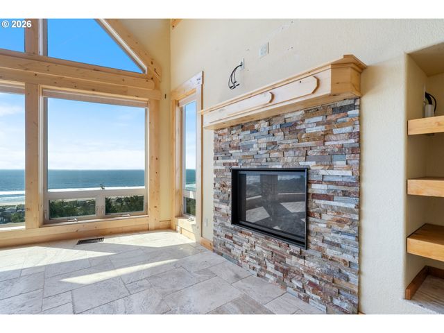 367 LONGVIEW Loop, Rockaway Beach, OR 97136