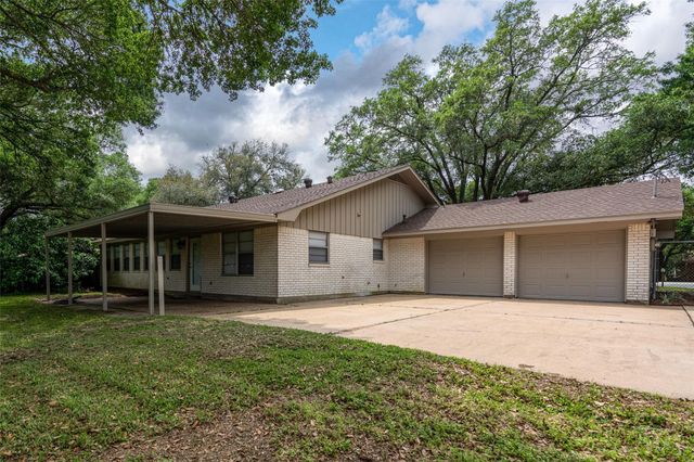 1025 N Meyer Street, Sealy, TX 77474