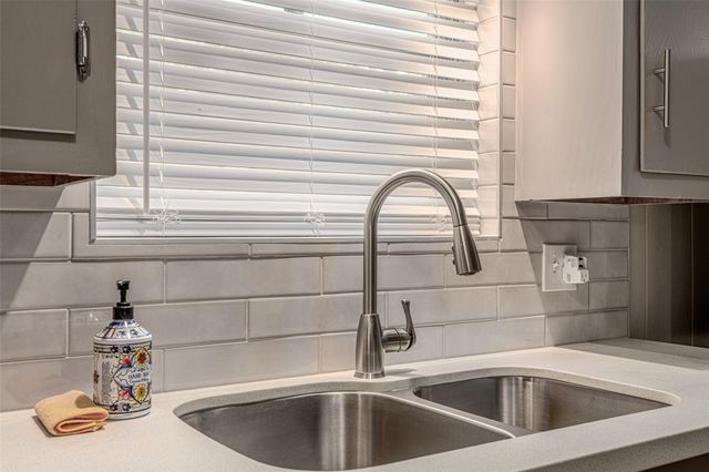 1025 N Meyer Street, Sealy, TX 77474