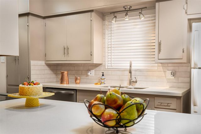 1025 N Meyer Street, Sealy, TX 77474