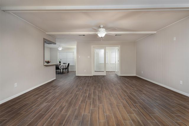 1025 N Meyer Street, Sealy, TX 77474