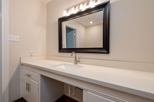 1025 N Meyer Street, Sealy, TX 77474