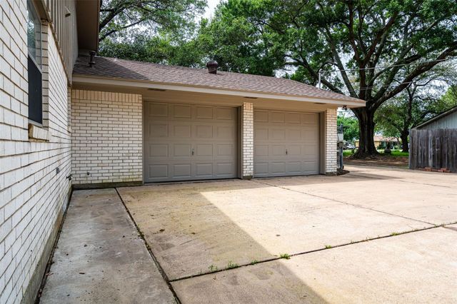 1025 N Meyer Street, Sealy, TX 77474