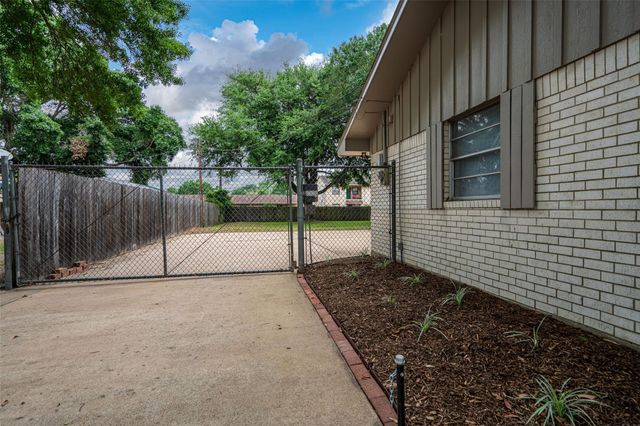 1025 N Meyer Street, Sealy, TX 77474