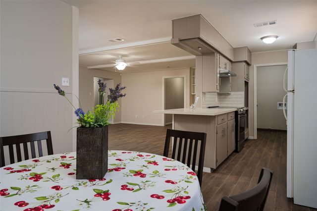 1025 N Meyer Street, Sealy, TX 77474