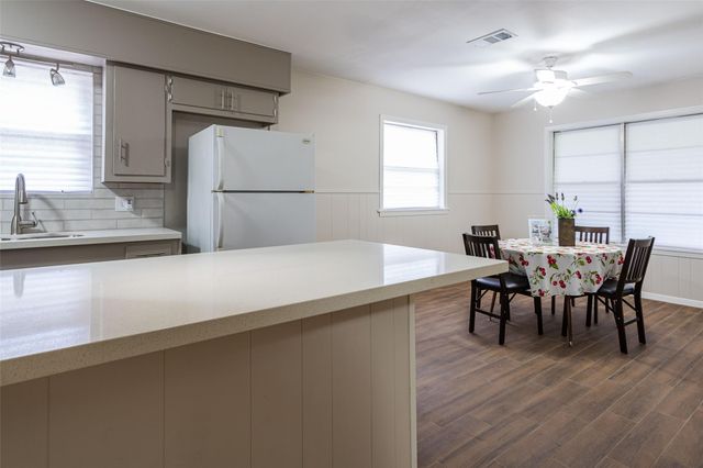 1025 N Meyer Street, Sealy, TX 77474