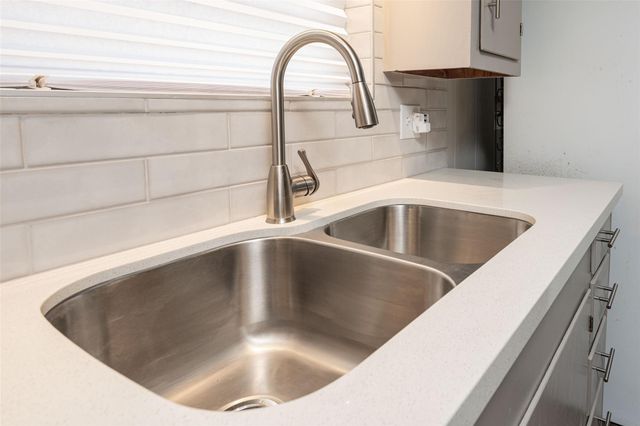 1025 N Meyer Street, Sealy, TX 77474