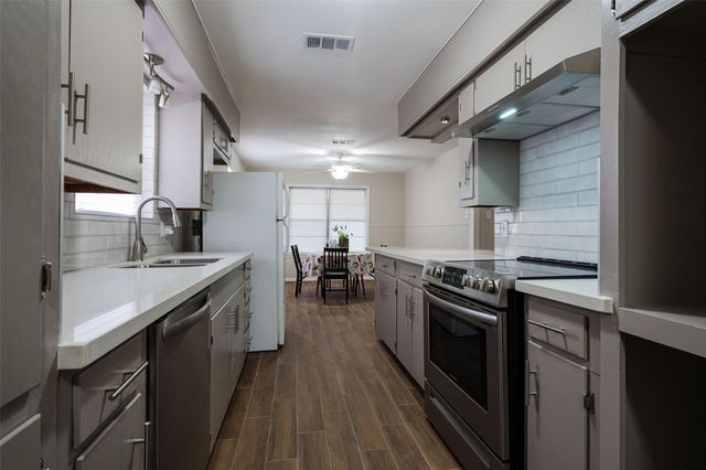 1025 N Meyer Street, Sealy, TX 77474