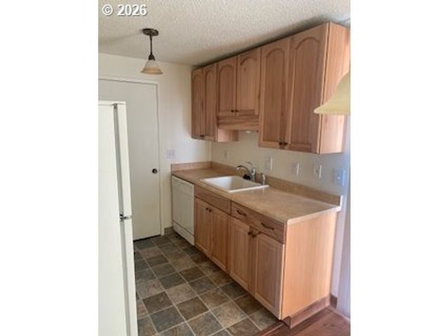 159 Sw FLORENCE Ave L64, Gresham, OR 97080