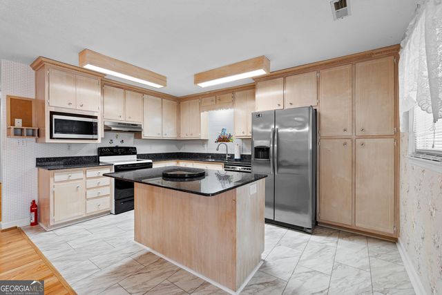 423 Woods Road, Brooks, GA 30205