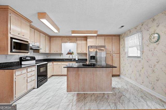 423 Woods Road, Brooks, GA 30205