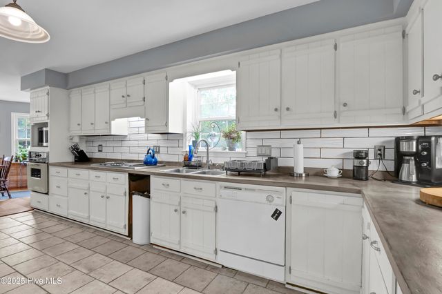 21801 Us-17, Hampstead, NC 28443