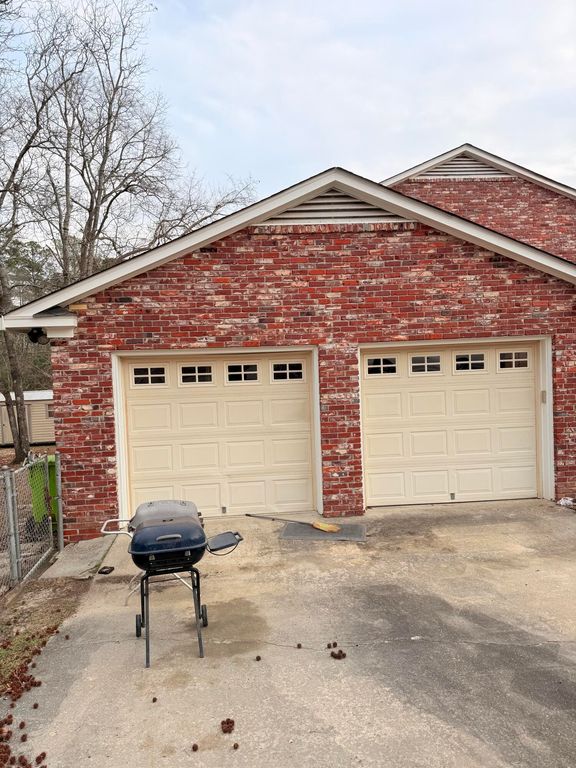 Image 8 of property listing at 7901 Tradd Street, Columbia, SC 29209