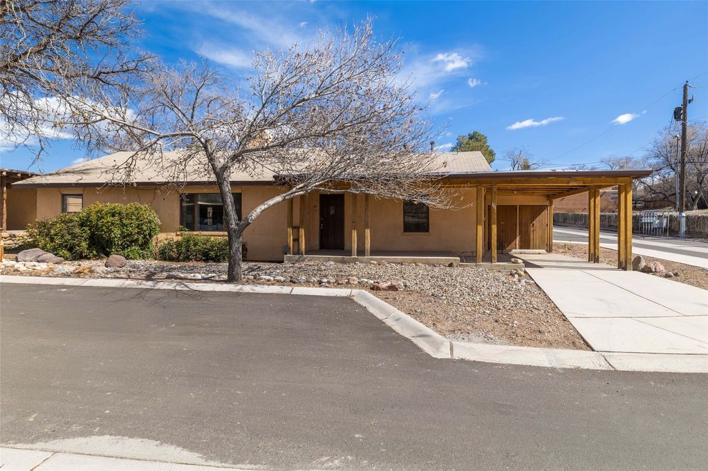 111 Camino Matias, Santa Fe, NM 87501