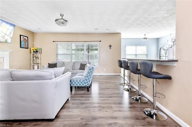 1817 Dock Harbour Drive DR, Chesapeake, VA 23321