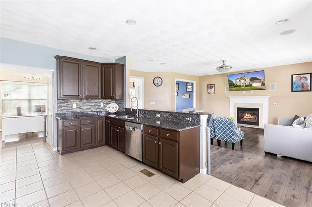 1817 Dock Harbour Drive DR, Chesapeake, VA 23321